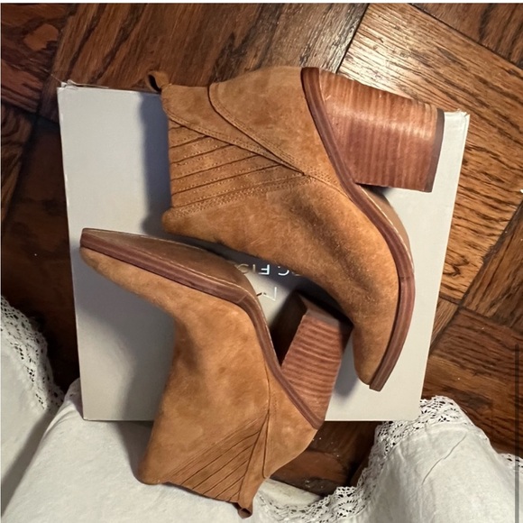 Marc Fisher Gadri bootie, pointy toe, block heel, tan suede, size 5 - Picture 7 of 7